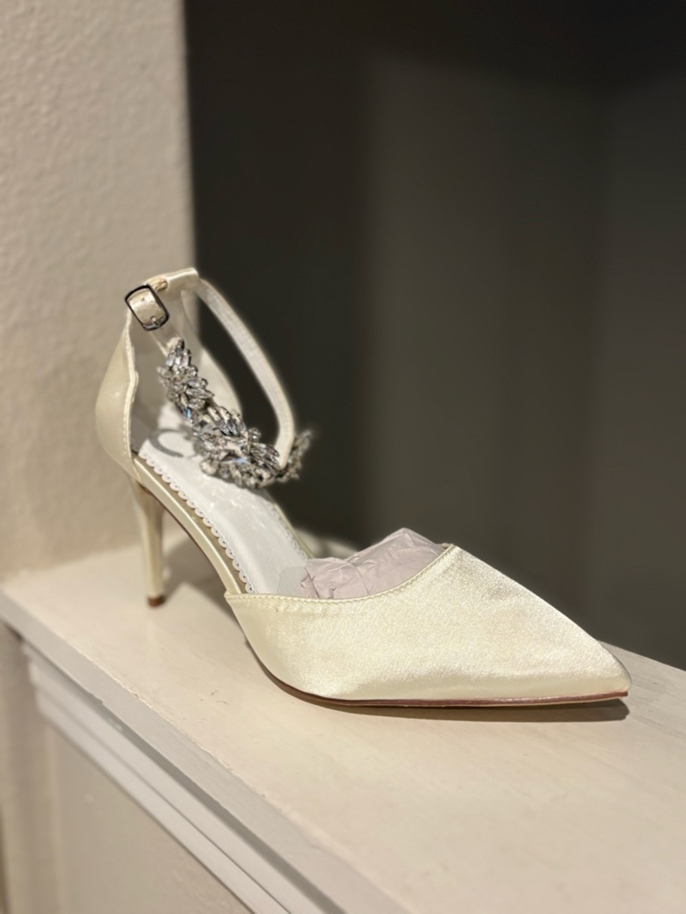 Journee Collection Women's Loxley 3.5” Heels Cream Size 10 Worn 3x In Good Shape - Picture 2 of 9